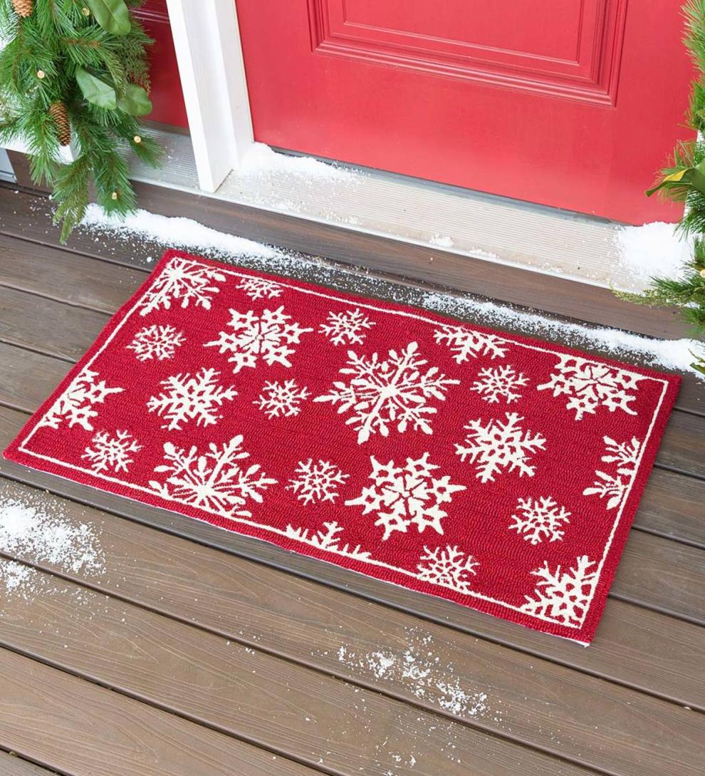 Plow & Hearth Synthetic Rugs | Indoor Living Indoor/Outdoor Snowflakes Holiday Hooked Accent Rug