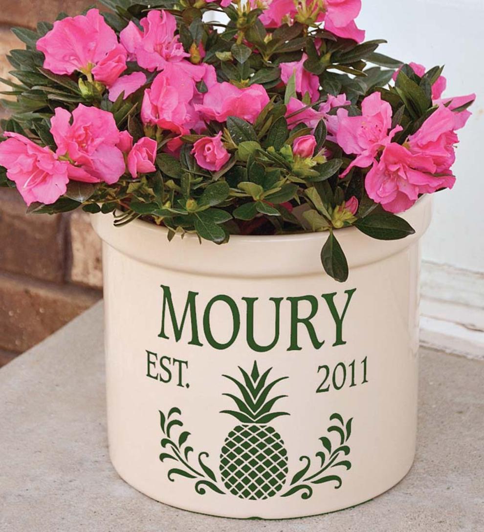 Plow &amp; Hearth Deck &amp; Patio Accents | Outdoor Living Pineapple Personalized Crock With Name And Year - Black