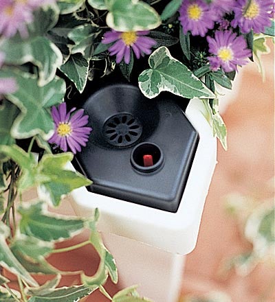 Plow &amp; Hearth Deck Planters | Outdoor Living Planter With Trellis And Self-Watering Reservoir - Anthracite