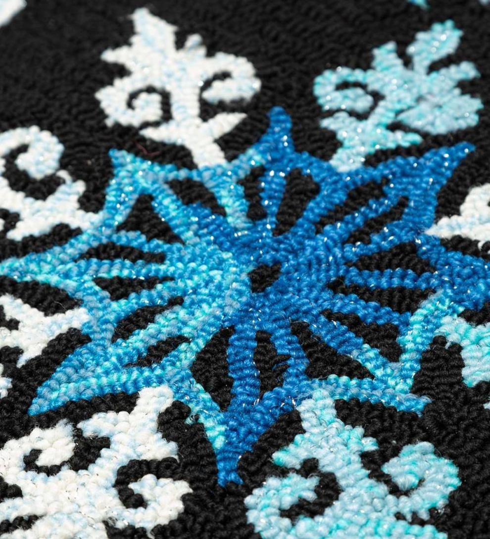 Plow &amp; Hearth Home Accents | Indoor Living Indoor/Outdoor Hooked Shimmering Snowflake Accent Rug
