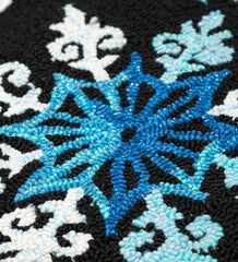 Plow &amp; Hearth Home Accents | Indoor Living Indoor/Outdoor Hooked Shimmering Snowflake Accent Rug