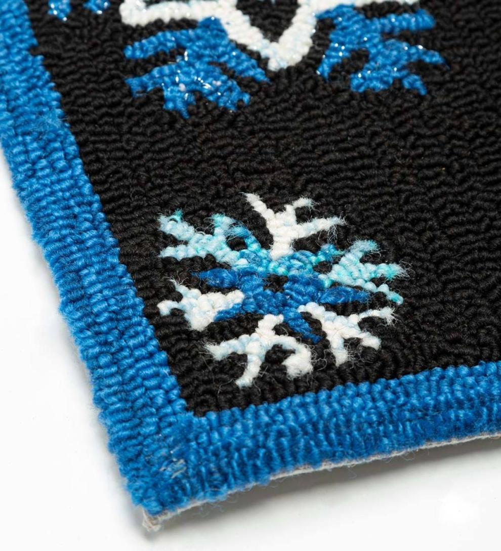 Plow &amp; Hearth Home Accents | Indoor Living Indoor/Outdoor Hooked Shimmering Snowflake Accent Rug