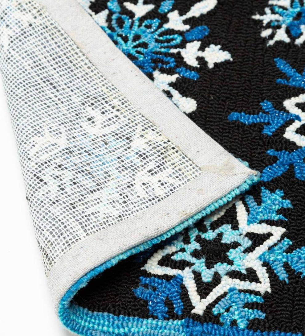 Plow &amp; Hearth Home Accents | Indoor Living Indoor/Outdoor Hooked Shimmering Snowflake Accent Rug