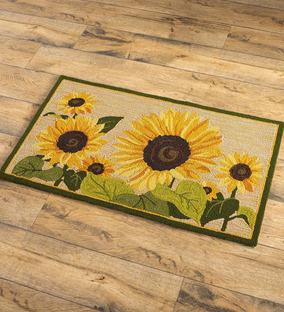 Plow &amp; Hearth Small Accent Rugs | Indoor Living Indoor/Outdoor Sunflower Hooked Polypropylene Accent Rug