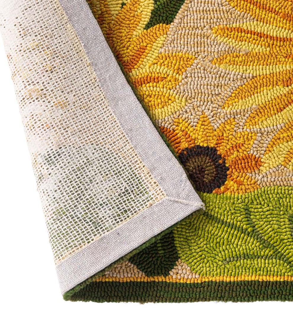 Plow &amp; Hearth Small Accent Rugs | Indoor Living Indoor/Outdoor Sunflower Hooked Polypropylene Accent Rug