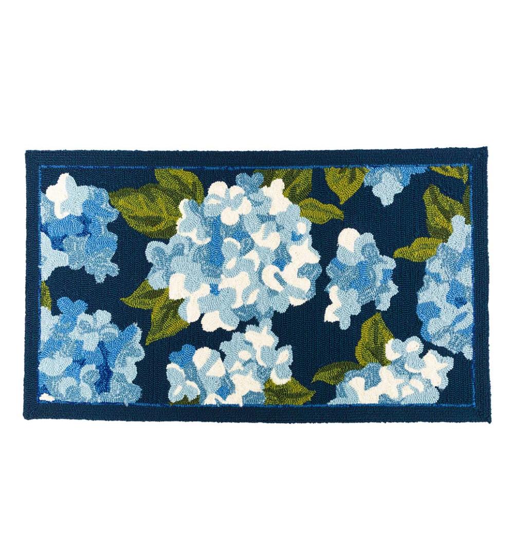 Plow &amp; Hearth Synthetic Rugs | Indoor Living Hydrangea Indoor/Outdoor Rug
